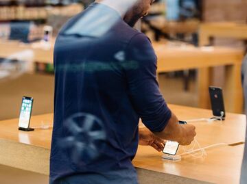 ¡De película! Perforan pared de tienda Apple para robar medio millón de dólares en productos