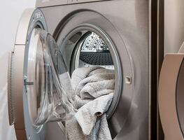 Arrestan a mujer en Florida por meter a niño en secadora de ropa