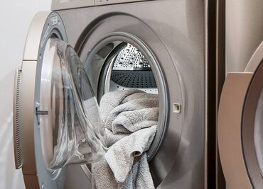 Arrestan a mujer en Florida por meter a niño en secadora de ropa