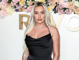 Anastasia Karanikolaou presume sus curvas y cinturita con microbikini en México