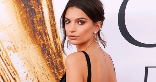 Emily Ratajkowski deslumbra con belleza y vestido dorado 'braless'