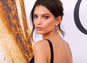 Emily Ratajkowski deslumbra con belleza y vestido dorado 'braless'
