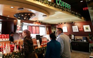 Suspenden a empleada de Starbucks tras escribir “mono” en vaso de afroamericana