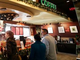 Suspenden a empleada de Starbucks tras escribir “mono” en vaso de afroamericana