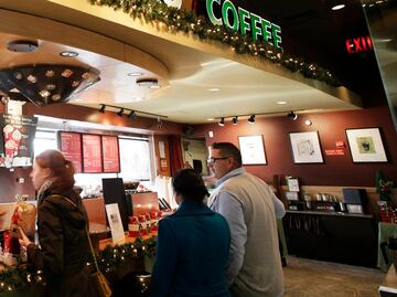 Suspenden a empleada de Starbucks tras escribir “mono” en vaso de afroamericana