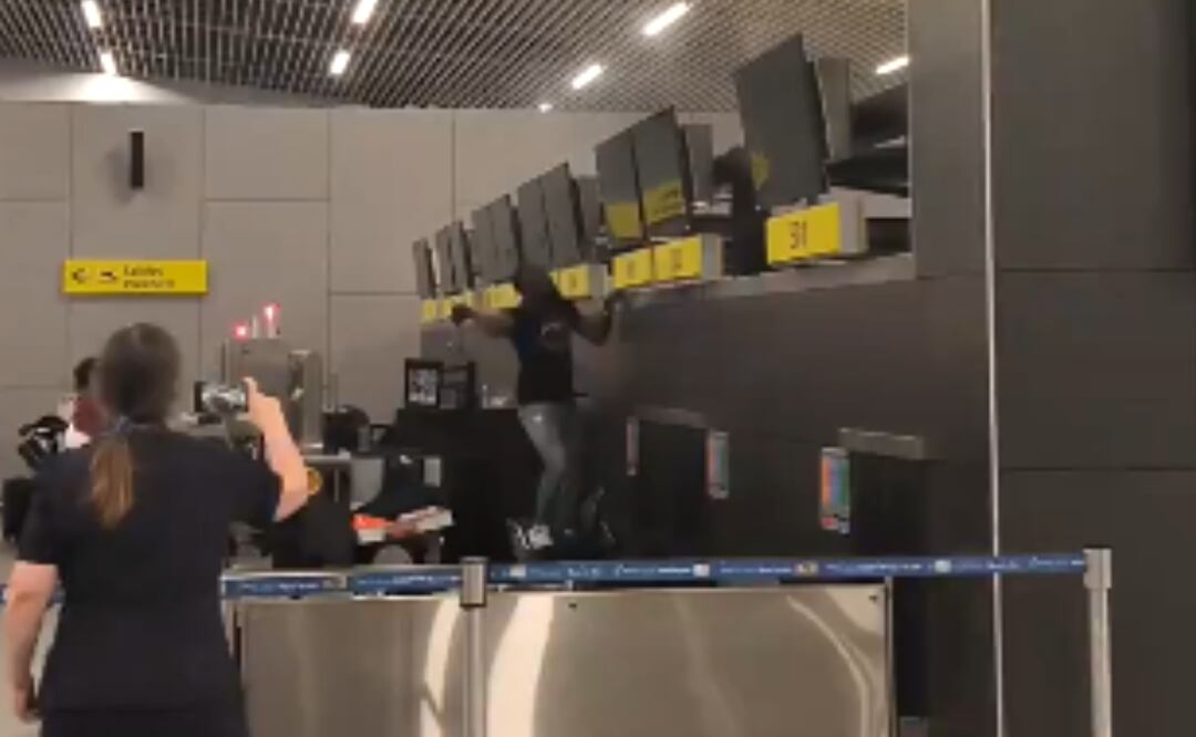 Pasajero saca un martillo y enloquece en el aeropuerto por tener boletos falsos. Foto: Captura X