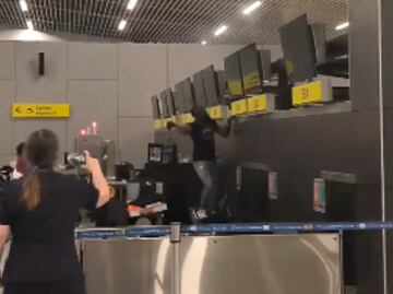 Pasajero saca un martillo en el aeropuerto y rompe pantallas por tener boletos falsos. VIRAL