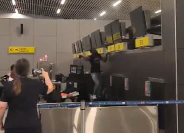 Pasajero saca un martillo en el aeropuerto y rompe pantallas por tener boletos falsos. VIRAL