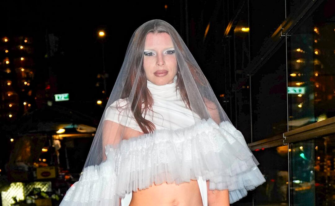 Julia Fox deja poco a la imaginación al usar look nupcial con bikini de hilo a la vista. Foto: The Grosby Group