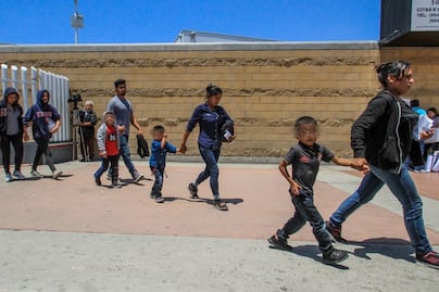 Amnistía Internacional pide a Trump parar detención de niños migrantes