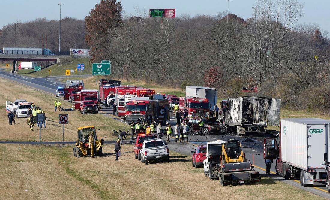 Aparatoso choque entre un camión de carga y un autobús escolar deja al menos tres  muertos. Foto: AP