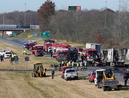 Aparatoso choque entre un camión de carga y un autobús escolar deja al menos tres  muertos
