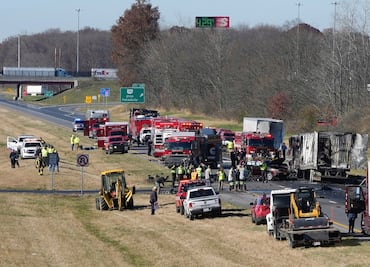 Aparatoso choque entre un camión de carga y un autobús escolar deja al menos tres  muertos