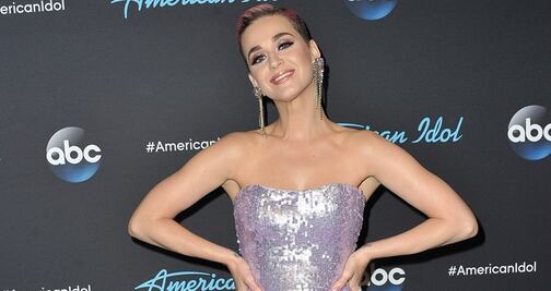 Katy Perry conquista las playas de Hawái con traje de baño rojo