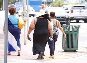 Ley en Nueva York prohíbe discriminación por estatura y peso