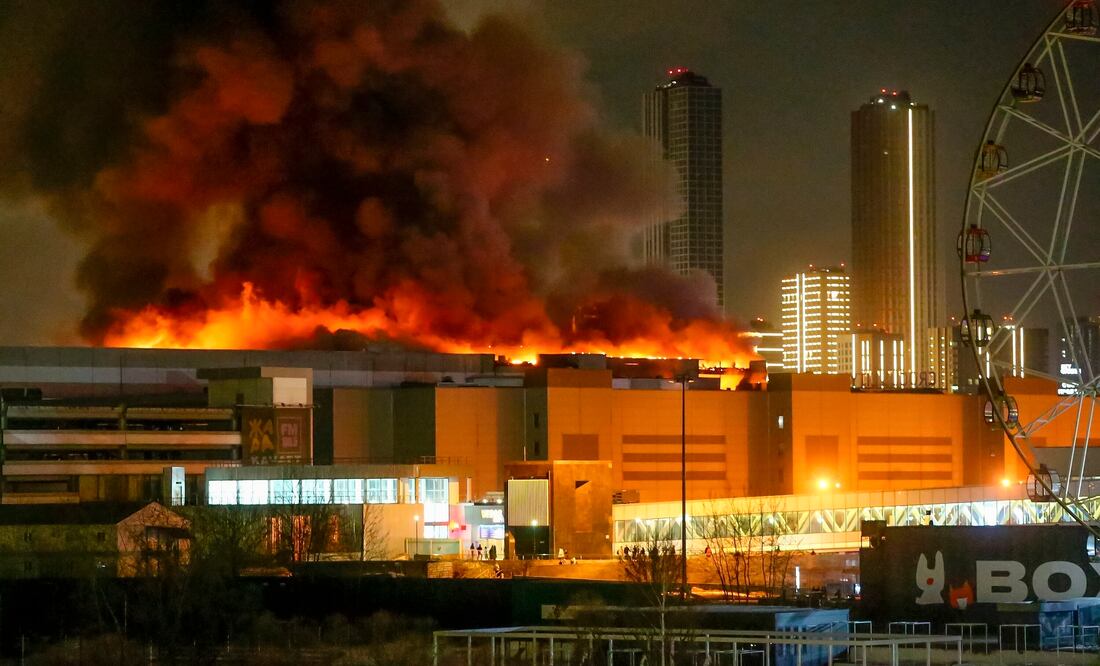 Reportan al menos 15 muertos y varios heridos tras tiroteo y explosión en concierto de rock en las afueras de Moscú (Sergei Vedyashkin/Moscow News Agency via AP)