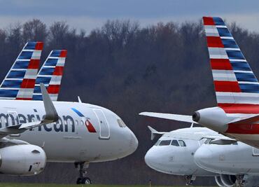 Critican a American Airlines por llenar aviones en pandemia