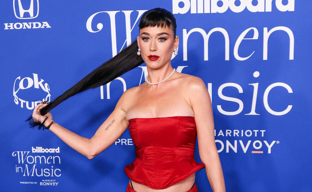 Katy Perry luce imponente conjunto rojo en los premios Billboard Women in Music: ¿Qué es la mariposa de su espalda? Instar Images/The Grosby Group Inglewood