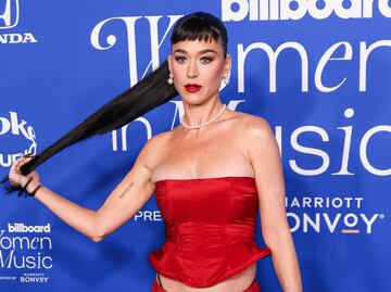Katy Perry luce imponente conjunto rojo en los premios Billboard: ¿Qué es la mariposa de su espalda?