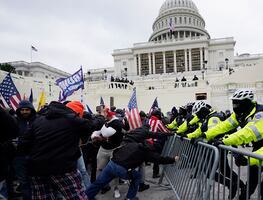Cierran el Capitolio; seguidores de Trump chocan con la policía