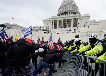 Cierran el Capitolio; seguidores de Trump chocan con la policía