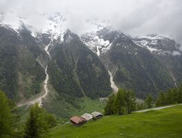 Tragedia en Suiza: un glaciar sepulta parte de un pueblo en los Alpes. VIDEO