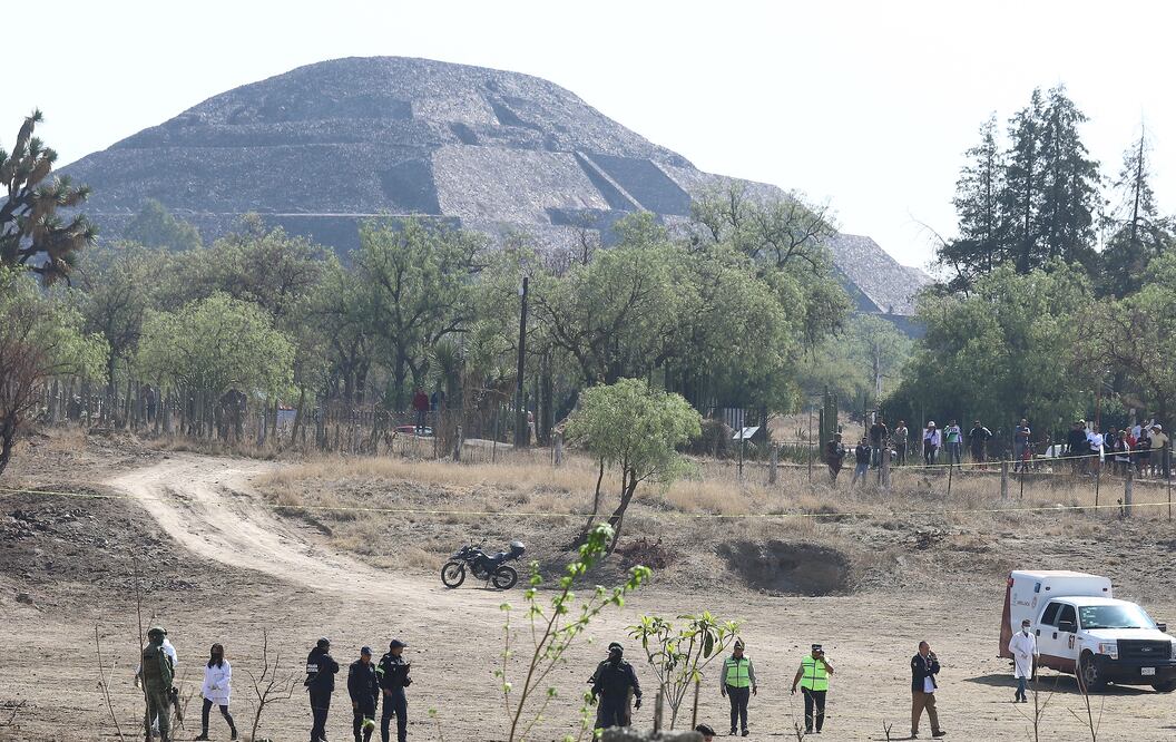Peritos forenses laboran en la zona donde se desplomo un globo aerostático en el municipio de San Juan Teotihuacán, EFE/ Alex Cruz
