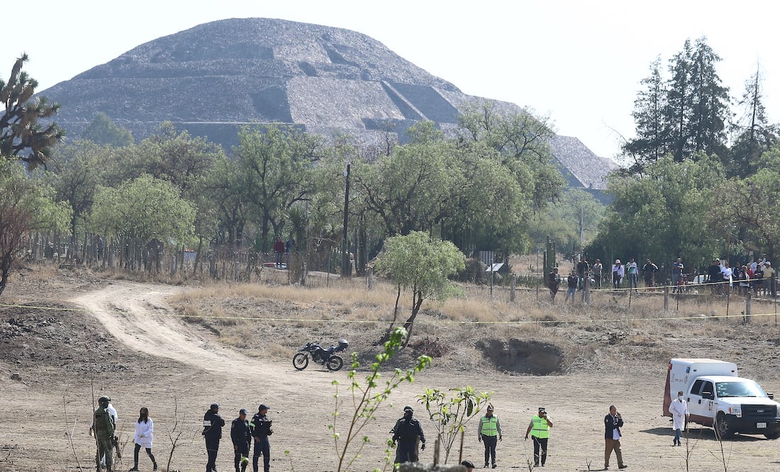 Peritos forenses laboran en la zona donde se desplomo un globo aerostático en el municipio de San Juan Teotihuacán,  EFE/ Alex Cruz