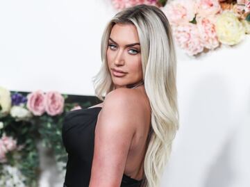 Anastasia Karanikolaou luce sus curvas en lujoso catsuit traslúcido