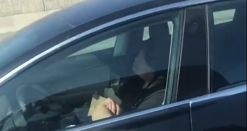 Captan a conductor dormido dentro de Tesla en movimiento en California