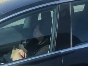 Captan a conductor dormido dentro de Tesla en movimiento en California