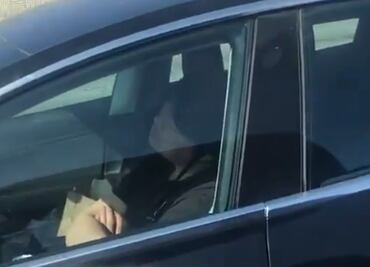 Captan a conductor dormido dentro de Tesla en movimiento en California
