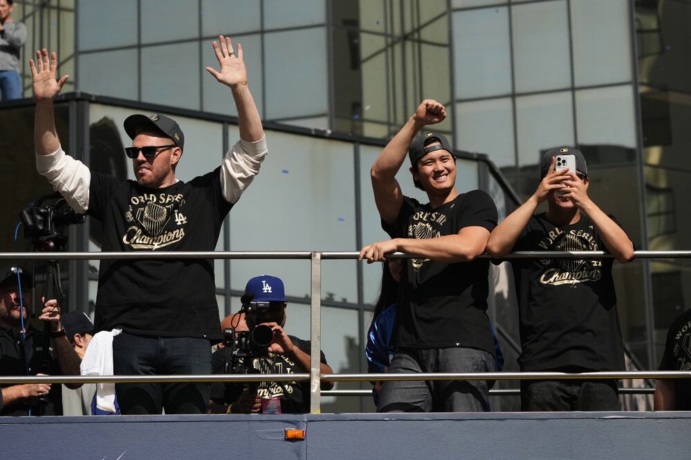 Los Dodgers celebran su bicampeonato con desfile épico: Shohei Ohtani promete ir por el triple. (AP Photo/Jae C. Hong)
