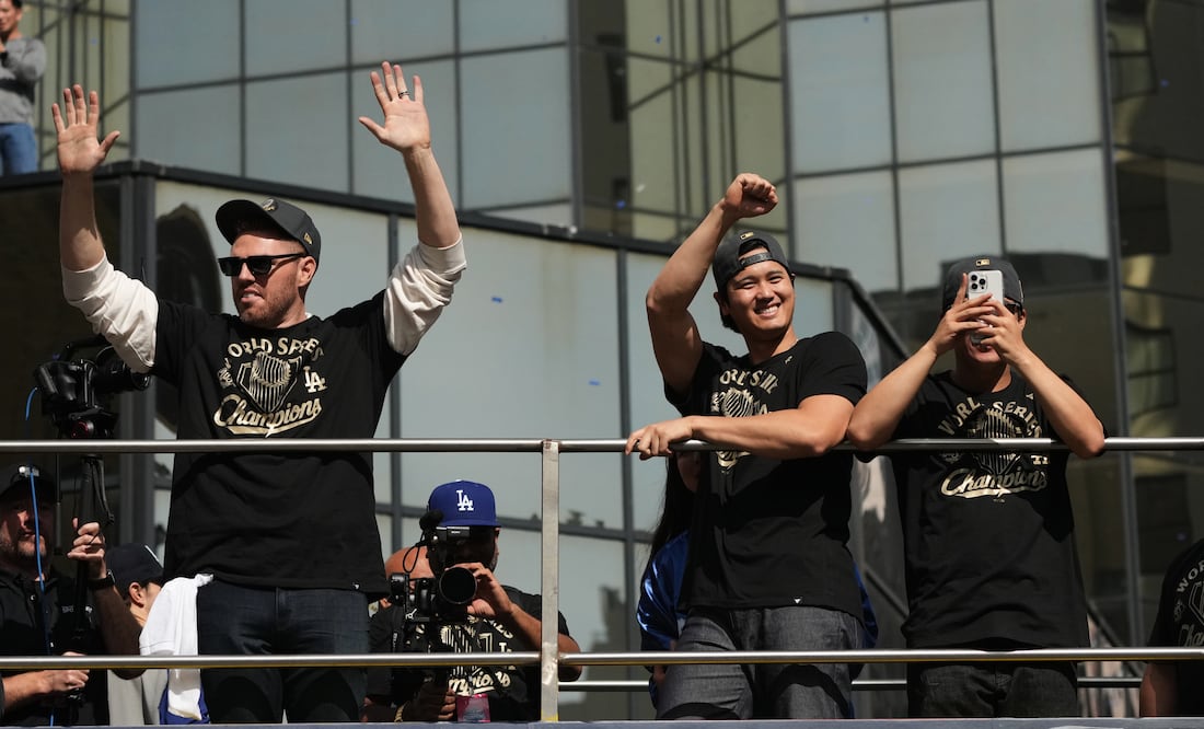Los Dodgers celebran su bicampeonato con desfile épico: Shohei Ohtani promete ir por el triple. (AP Photo/Jae C. Hong)