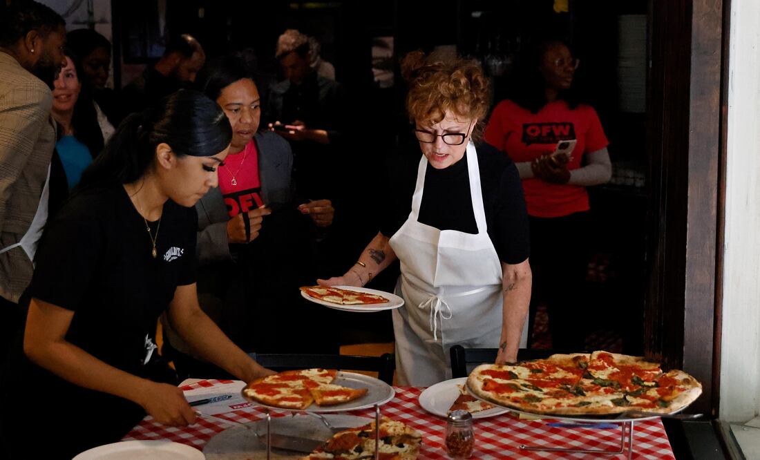 Susan Sarandon vuelve a ser camarera en Nueva York para reivindicar salarios dignos (Nueva York) EFE/EPA/Peter Foley