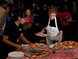 Susan Sarandon vuelve a ser camarera en Nueva York para reivindicar salarios dignos. FOTOS