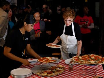 Susan Sarandon vuelve a ser camarera en Nueva York para reivindicar salarios dignos. FOTOS