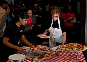 Susan Sarandon vuelve a ser camarera en Nueva York para reivindicar salarios dignos. FOTOS