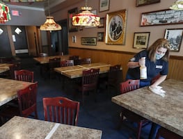 Esto ganan los meseros en Estados Unidos por hora