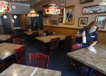 Esto ganan los meseros en Estados Unidos por hora