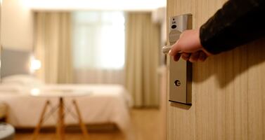 Se hospeda en hotel de Memphis y encuentra serpiente en su cama