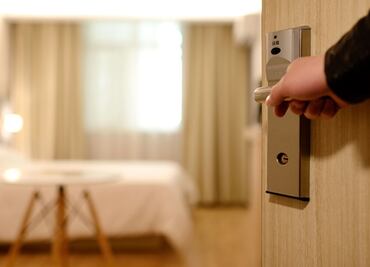 Se hospeda en hotel de Memphis y encuentra serpiente en su cama