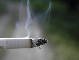 Estudio advierte que fumar en terrazas propaga el coronavirus hasta 8 metros