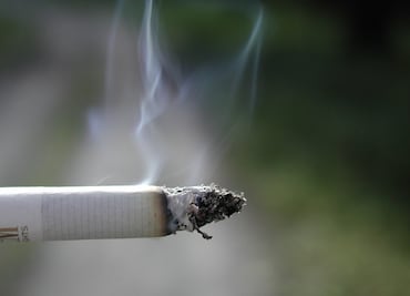 Estudio advierte que fumar en terrazas propaga el coronavirus hasta 8 metros