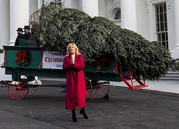 Llega el árbol de Navidad a la Casa Blanca y Jill Biden lo recibe