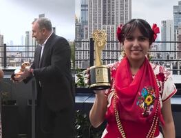 ¡Orgullo mexicano! Joven gana premio como la mejor estudiante del mundo; recibe $100,000 dólares