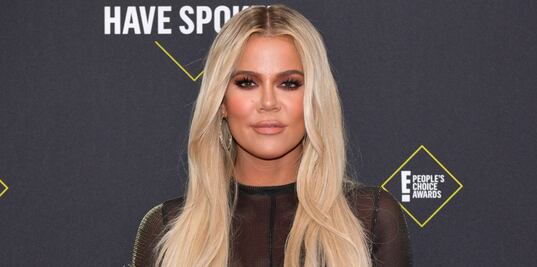 Khloé Kardashian destila glamour con vestido de transparencias