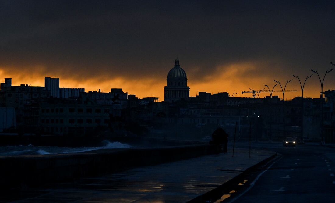 EU sigue de cerca los apagones en Cuba y no descarta ofrecer ayuda humanitaria. (Photo by YAMIL LAGE / AFP)