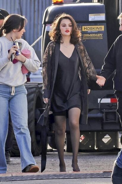 Selena Gomez luce glamuroso look lencero tras ser criticada por perder peso y “blanquearse la piel”. Foto: Backgrid/The Grosby Group