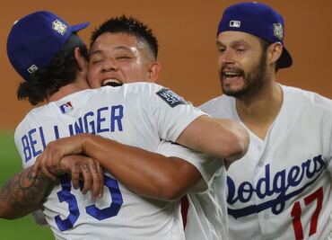 Prensa de EU destaca a los mexicanos Urías y González en la Serie Mundial